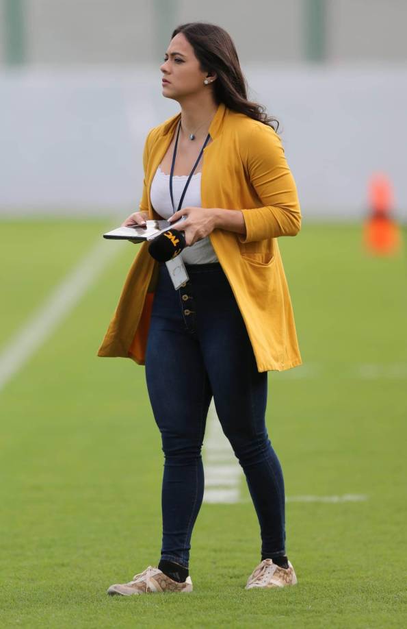 La periodista Isabel Zambrano le dio cobertura al Motagua vs Victoria. 