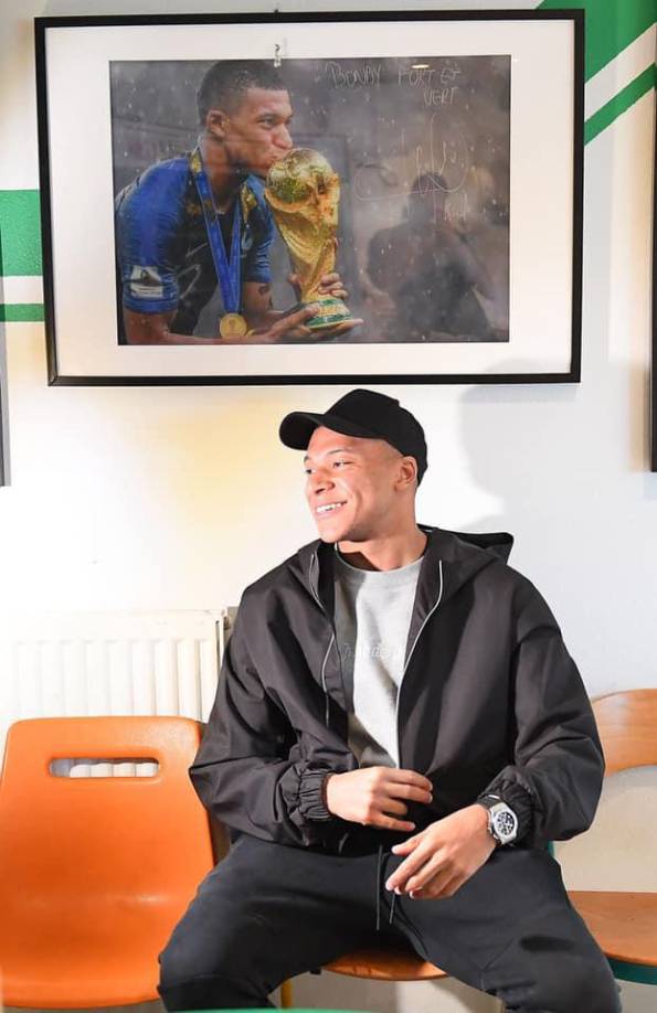 El París Saint Germain le ha prometido a Mbappé una serie de fichajes y le señaló que él será líder del grupo. Los parisinos hacen todos los intentos por retener al crack francés. 