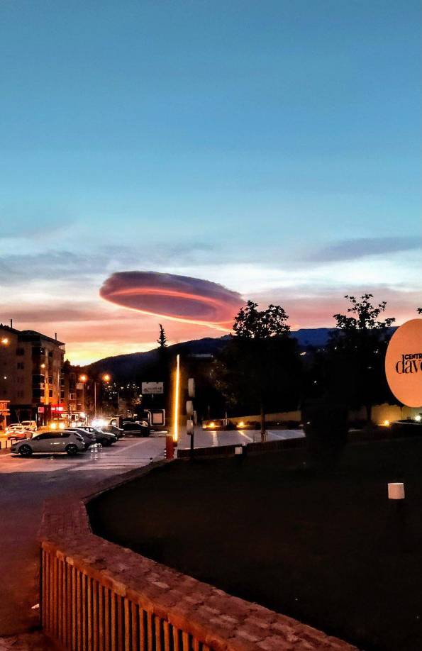 Estas nubes son estacionarias y solo se forman a grandes altitudes en zonas montañosas y alejadas de otras nubes.