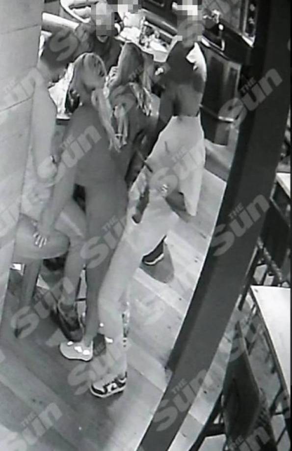 El medio antes mencionado, publicó imágenes del video donde se ve al jugador disfrutando con una amiga y otra mujer que no es su esposa. 