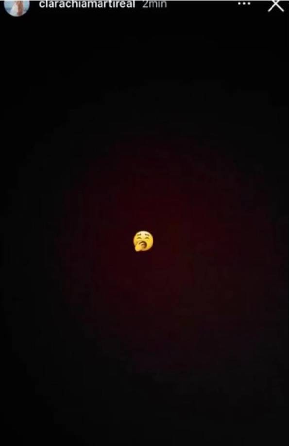 Los ojos, sin dudas, desde ese instante se posicionaron en las redes sociales de los nombrados, a la espera de ver cuál sería la primera reacción. Y quien lo hizo no fue otra que Clara, que a través de la cuenta de Instagram que utiliza, subió una historia a los pocos minutos de estrenarse el tema en la que solamente se ve en primer plano un emoji de una cara bostezando, dando el indicio de que le aburrió lo que acababa de escuchar.