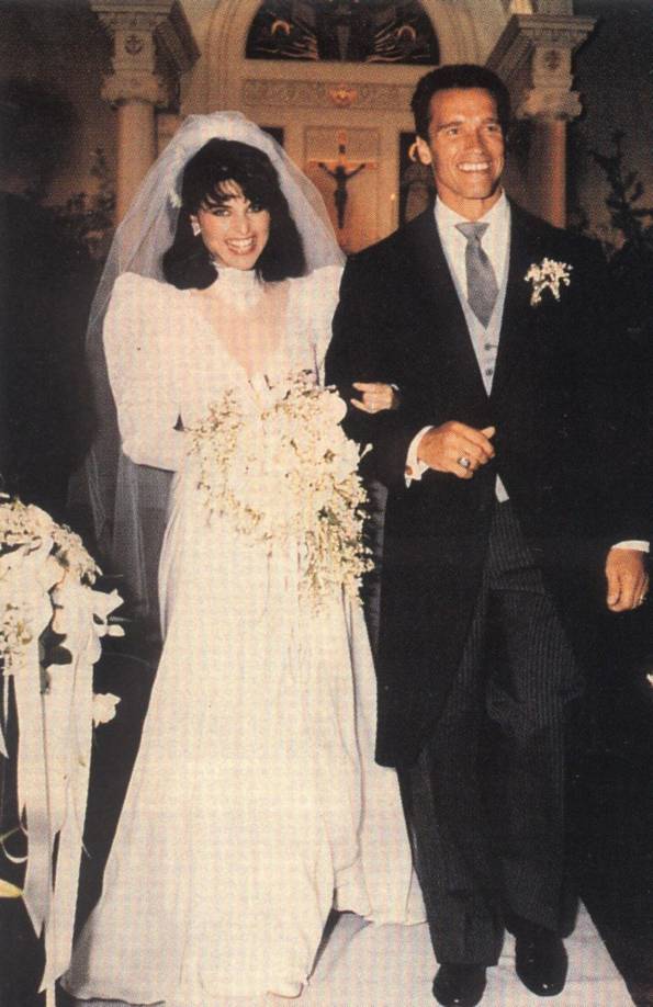 Su boda fue presidida por el reverendo John Baptist Riordan, y asistieron varias personas, incluida la prima de Shriver, Caroline Bouvier Kennedy, quien era dama de honor, según un informe de The New York Times.