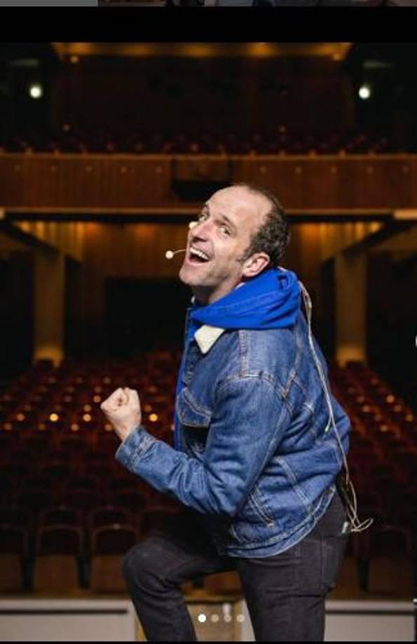 És el Stefan Kramer, quien imitó a Bad Bunny. Es un actor, imitador, escritor, presentador chileno de 40 años que se ha caracterizado por sus grandes personificaciones.