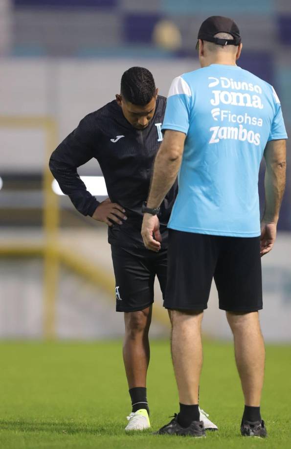 Acosta entrenó por segundo día consecutivo separado del grupo, sin tener participación en la práctica. Puede ser baja el martes.