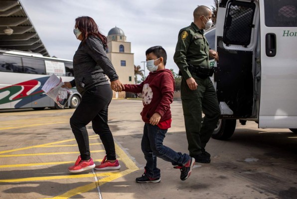 Biden pone fin a detenciones prolongadas de familias migrantes en la frontera