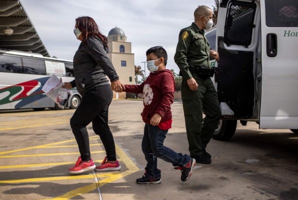 Biden pone fin a detenciones prolongadas de familias migrantes en la frontera
