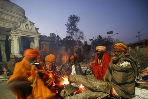 Miles de hindúes celebran con ofrendas el cumpleaños del dios Shiva en Nepal