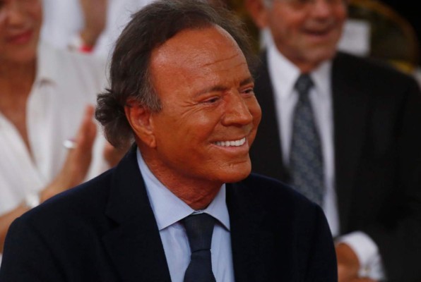 Captan a Julio Iglesias con dificultad para caminar