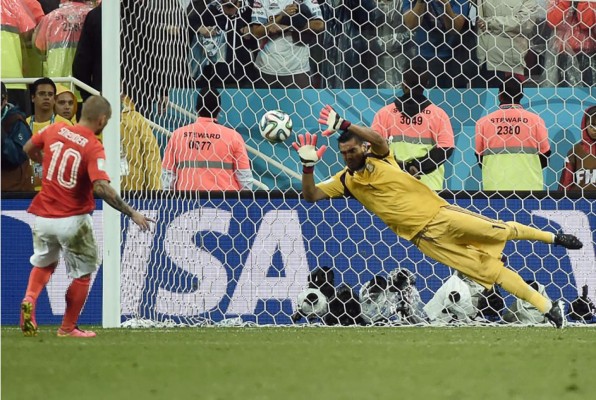 Sergio Romero se vistió de héroe y repitió la proeza de Goycochea