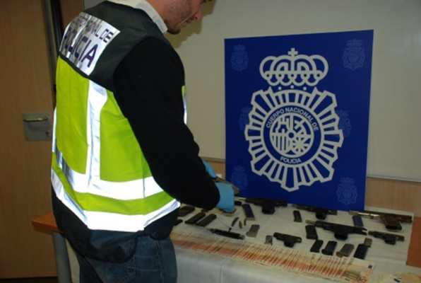 Hondureño es detenido por supuesta venta de armas en Barcelona