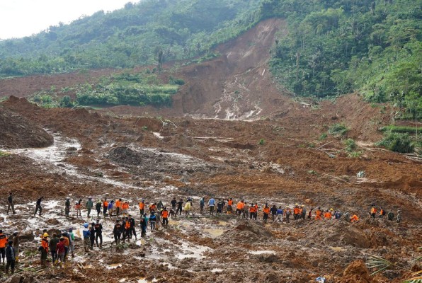 La tierra se traga a 91 personas en una isla de Indonesia
