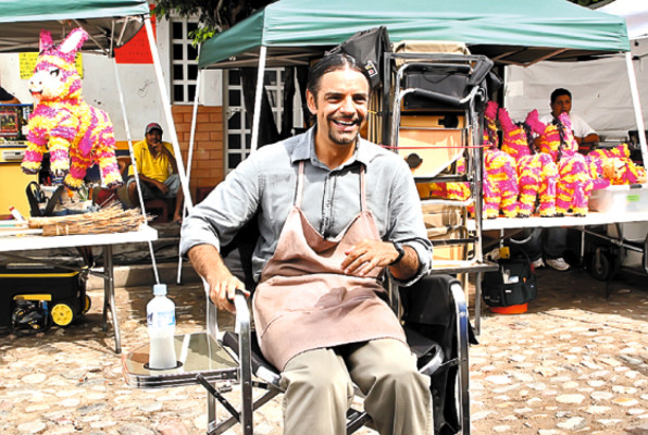 El cine abraza a Derbez