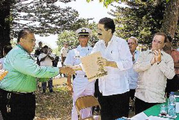 Presidente promete ayuda al Curla