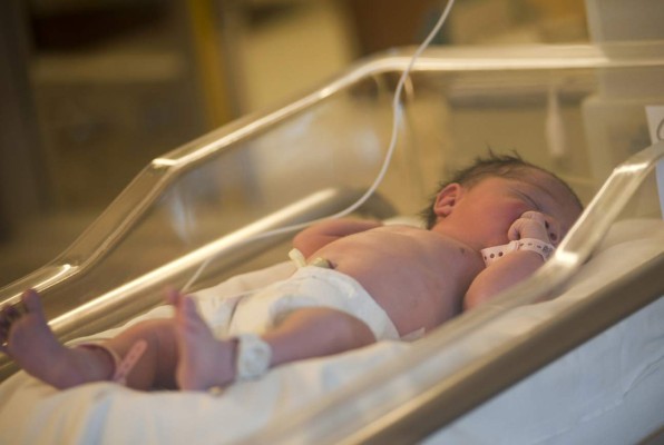 Familias de bebés intercambiados reclaman 15 millones de dólares