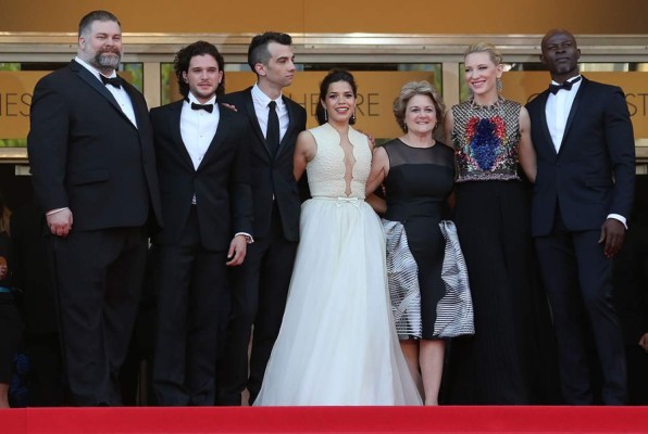 Guests arrive on May 13, 2018 for the screening of the film 'Shoplifters (Manbiki Kazoku)' at the 71st edition of the Cannes Film Festival in Cannes, southern France. / AFP PHOTO / Alberto PIZZOLI
