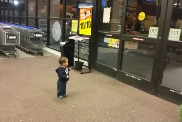 Se viraliza reacción de bebé al ver puertas corredizas