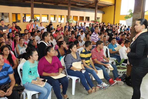 Más de 1,000 aspirantes para 100 plazas de trabajo