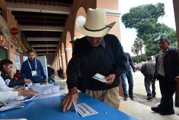 Guatemaltecos votan en un clima de tranquilidad