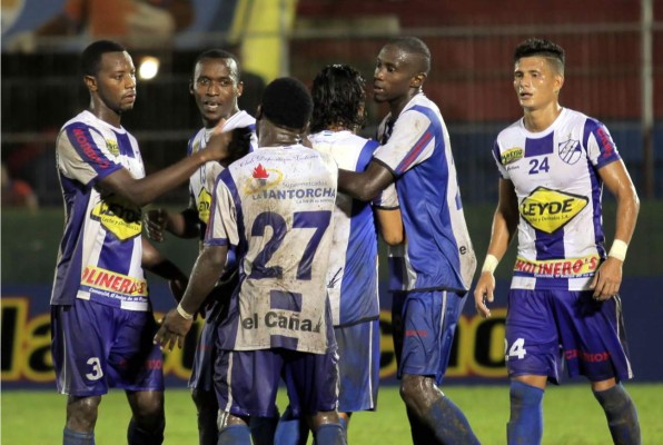 El Victoria sale del sótano a costa del líder Honduras Progreso