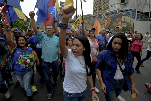 Venezolanos se movilizan por revocatorio en medio de estado de excepción  