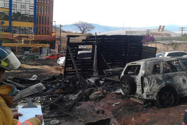 Incendio consume dos vehículos en Tegucigalpa