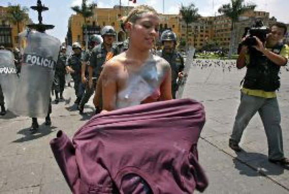 Nudista se baña en pileta de Lima en protesta contra Chile