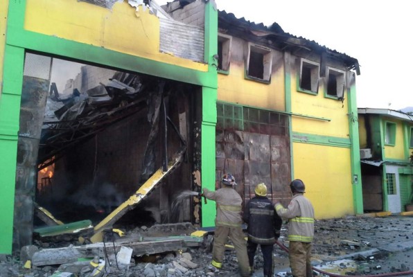 Incendio destruye fábrica en San Pedro Sula