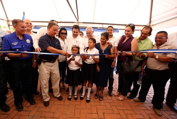 El presidente Hernández y autoridades en la inauguración. Fotos: Samuel Zelaya y Casa Presidencial.