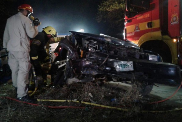 Mueren dos jóvenes tras impactar contra un poste en San Pedro Sula