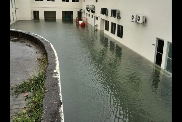 Lluvias inundan áreas del Hospital de Atlántida