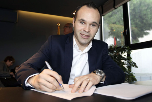 Iniesta amplía su contrato con el Barça hasta 2018