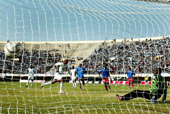 Al menos 9 muertos deja avalancha en un campo de fútbol