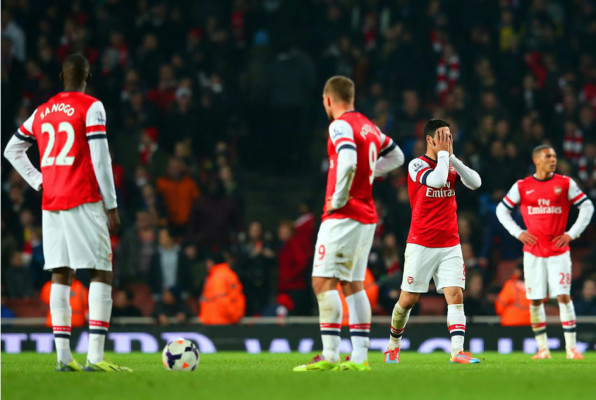 Arsenal deja escapar el triunfo por un autogol en el final