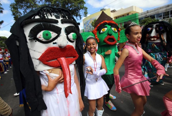 Miles de escolares muestran civismo en calles de Tegucigalpa  