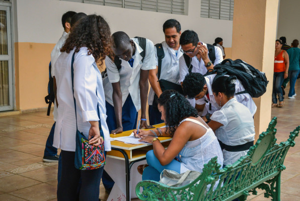 Una 'torre de Babel” es escuela de medicina en Cuba