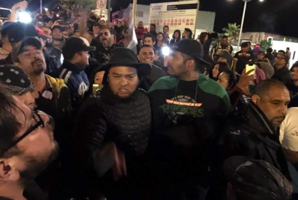 Mexicanos lanzan piedras contra migrantes de la caravana en Tijuana