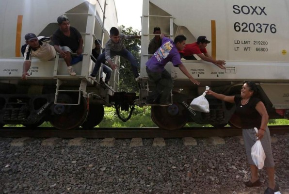 Roban camioneta a las 'Patronas' que alimentan a migrantes en México