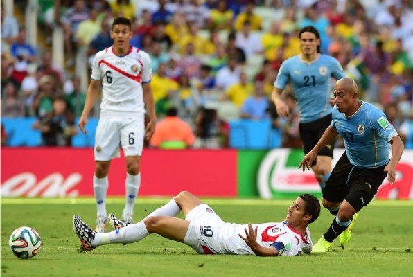 Costa Rica firma una gran remontada y sorprende a Uruguay