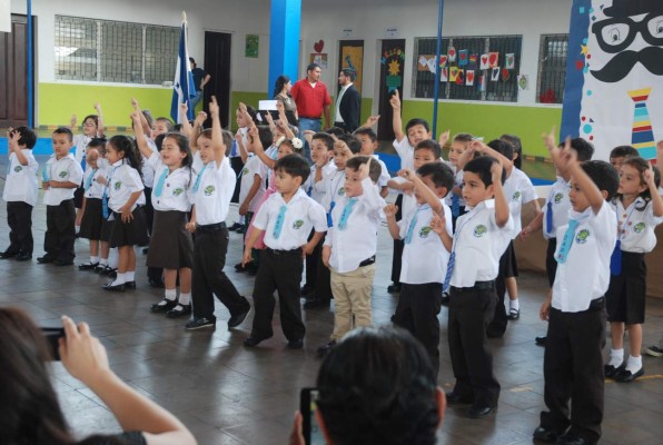 Escolares muestran su amor y cariño a papá