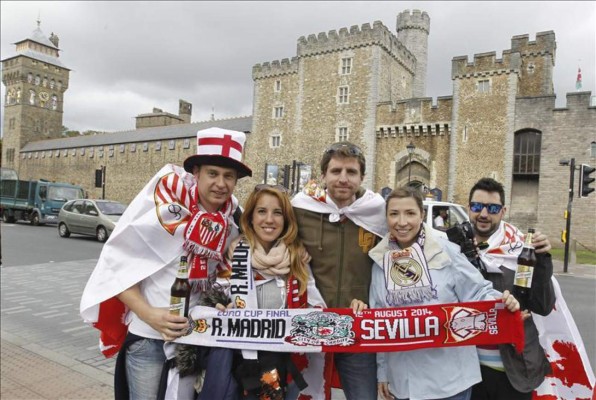 Aficionados del Real Madrid y Sevilla inundan Cardiff