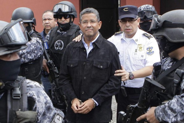 El expresidente salvadoreño Francisco Flores vuelve a casa tras abandonar la celda policial