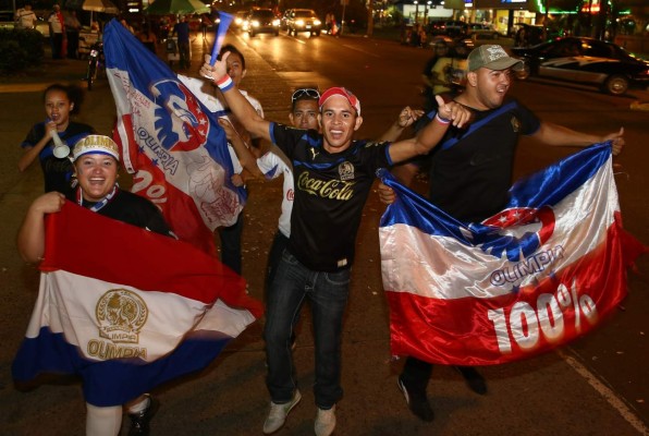 Las calles se pintaron de blanco con la celebración del título del Olimpia