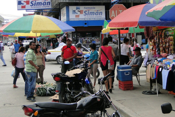 Luchan para terminar con desorden en el centro de El Progreso