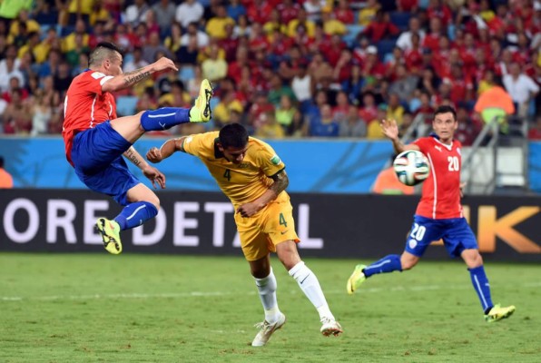 Chile sufre para derrotar a una combativa Australia en su debut