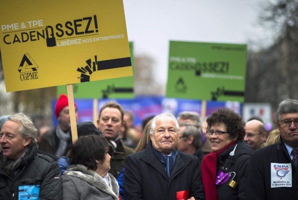 Miles de empresarios protestan contra el gobierno en Francia