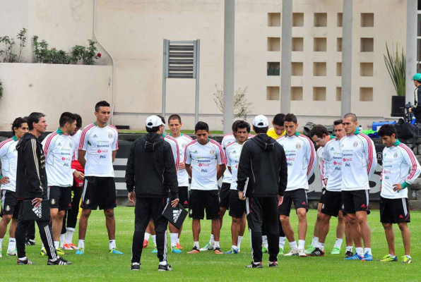 'Chicharito' Hernández, novedad en primer entrenamiento de México