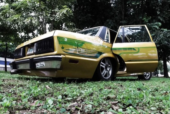 Con sus manos plasma obras de arte a los vehículos