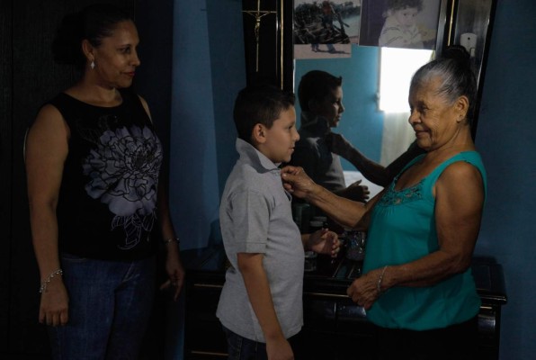 El barberito que trae en la sangre el arte de rasurar