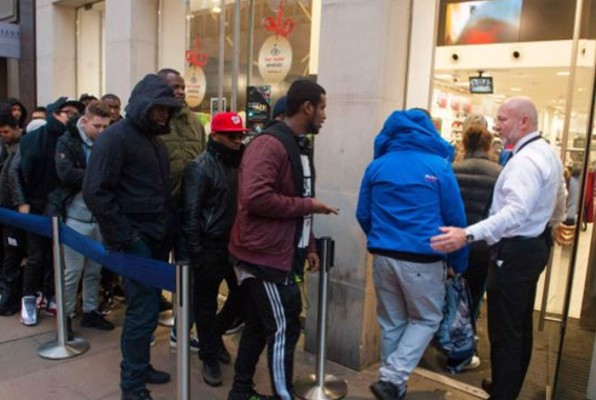 Detenciones y peleas entre compradores en el 'black friday' en Reino Unido