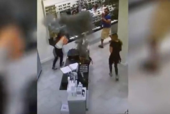 Explota celular dentro del bolso de una mujer